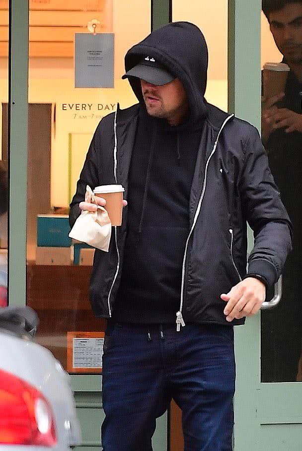 44岁小李子胡子拉碴出街,中年大叔油腻样儿,当年盛世美颜呢?_女友