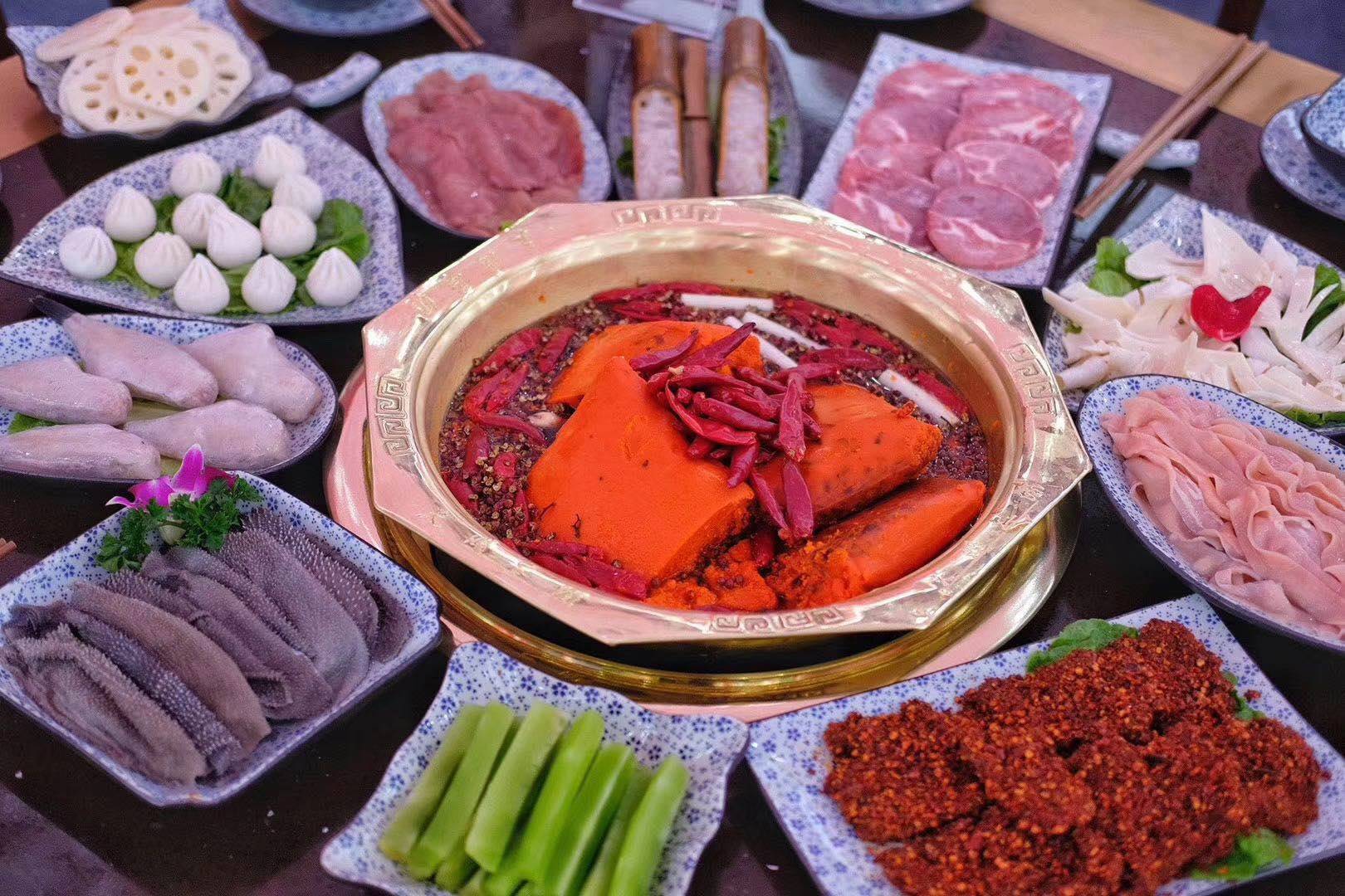 巨型火锅塔点亮重庆国际美食节 天赐山泉火锅获好评