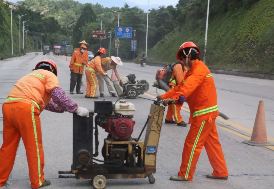 【漳路风采】最美养路工:要退休了,也要站好最后一班岗!_工作