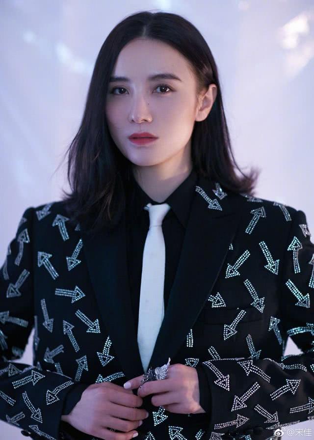 宋佳参加活动一改往日御姐职业打扮大胆尝试性感魅惑风网友赞