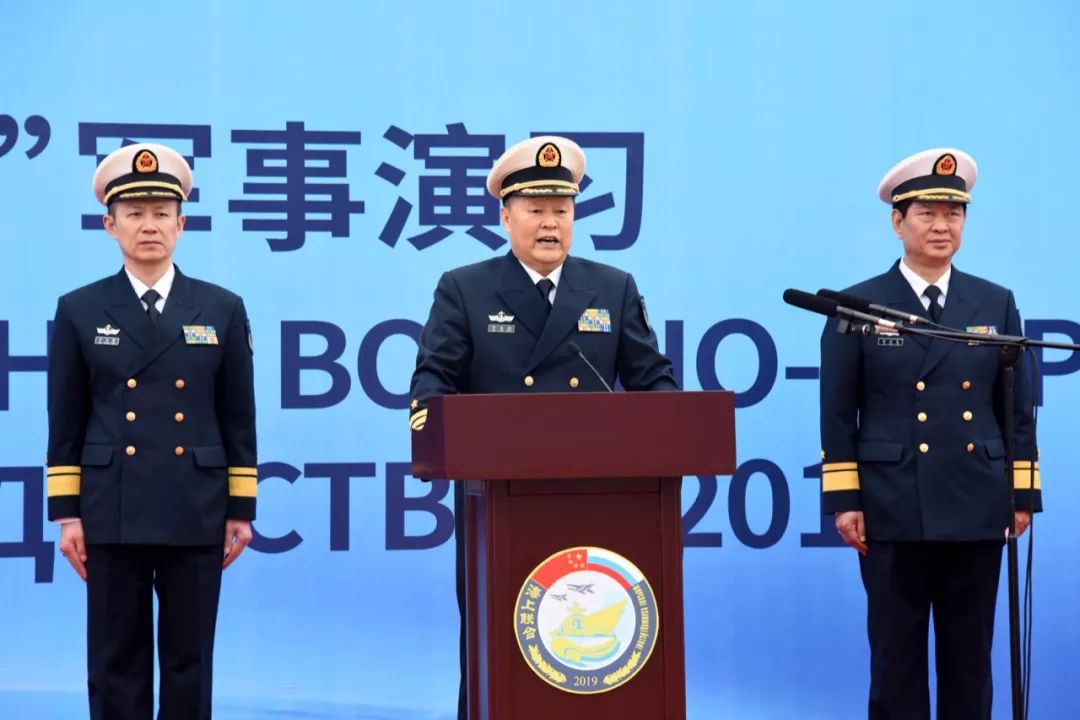 "瓦良格"号巡洋舰靠泊完毕,俄编队指挥员,指挥舰舰长离舰登岸,向演习