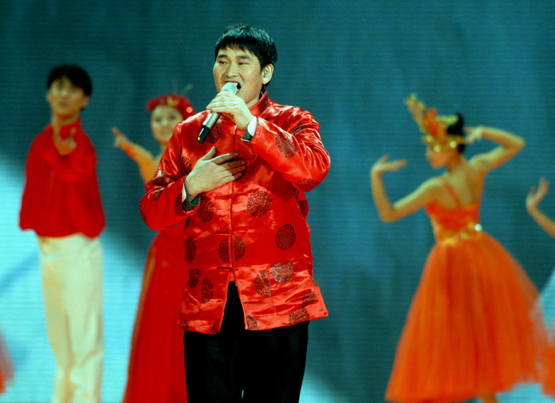 原创大衣哥朱之文躺着教村民唱歌还抖腿,网友:飘了吧