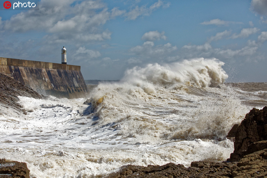 英国遭遇飓风"汉娜"侵袭 海岸巨浪滔天