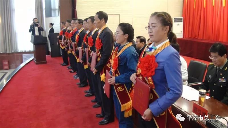市委常委,常务副市长黄继宗宣读了中共平凉市委,平凉市人民政府《关于