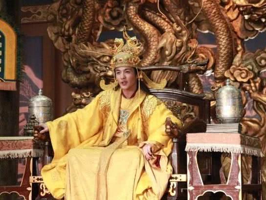 此人运气大发,天天吃喝玩乐,还因一句瞎话当了皇帝_李炎
