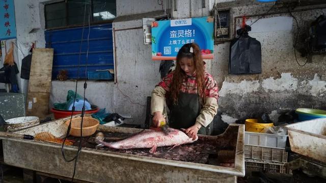 女孩子爱美有什么错呀,没人规定卖鱼不能打扮,不能穿自己喜欢的衣服吧