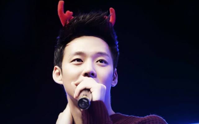 据悉黄荷娜是李胜利夜店的常客,月初韩国mbc爆出了关于黄荷娜吸毒后的