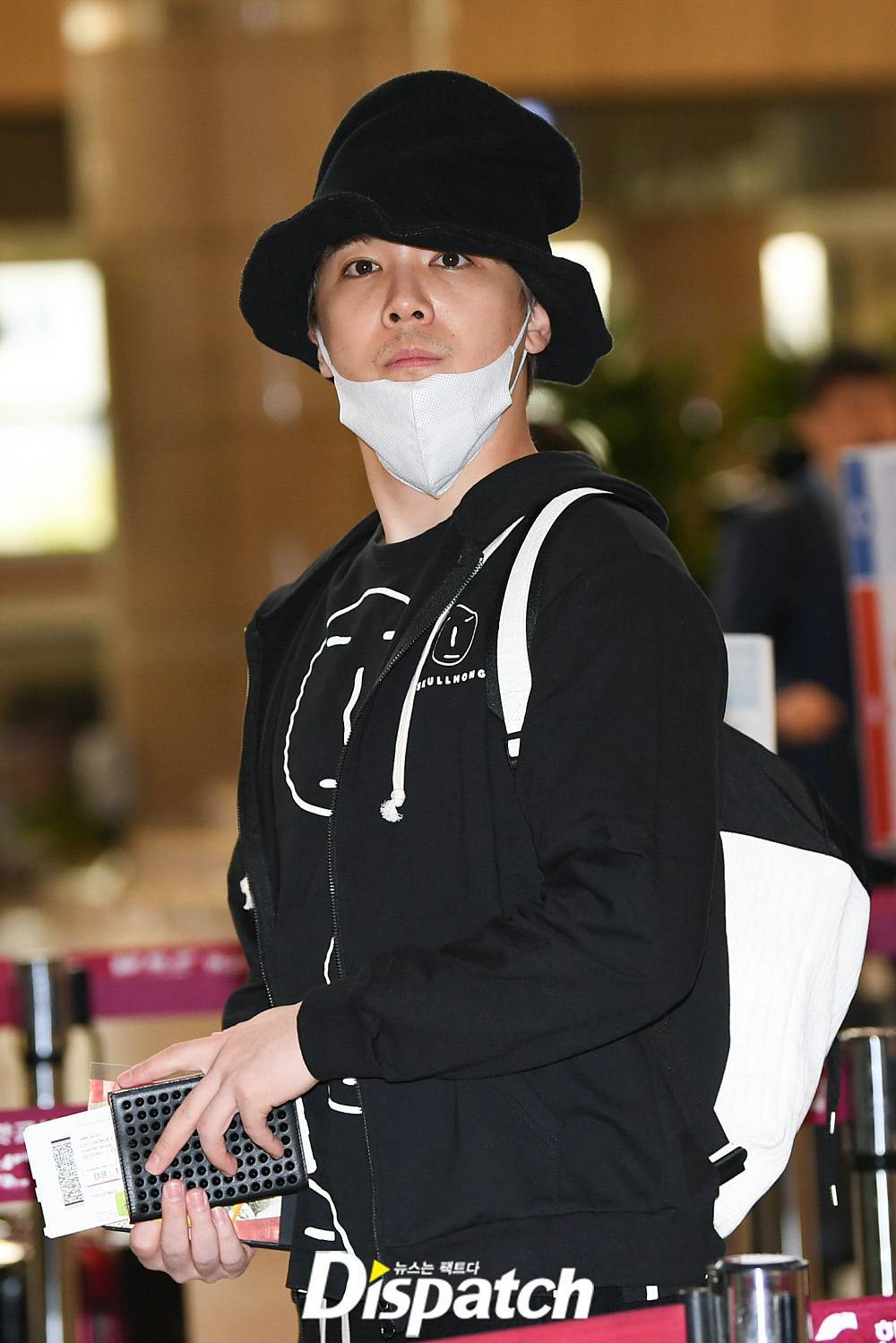 ftisland李洪基机场look:素颜留胡须出镜【组图】