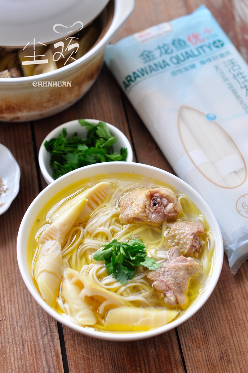 春笋马上就要下市了乡下抓只土鸡一起炖用汤煮面鲜掉眉毛