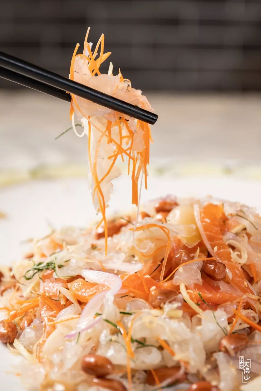 佐料三文鱼刺身肉质厚实顺德鱼生口感鲜嫩而柔韧鱼生和配料均匀捞几下