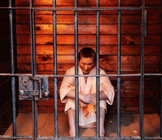 原创日本在执行绞刑时墙上为何有三个按钮原来这和他们的天神有关