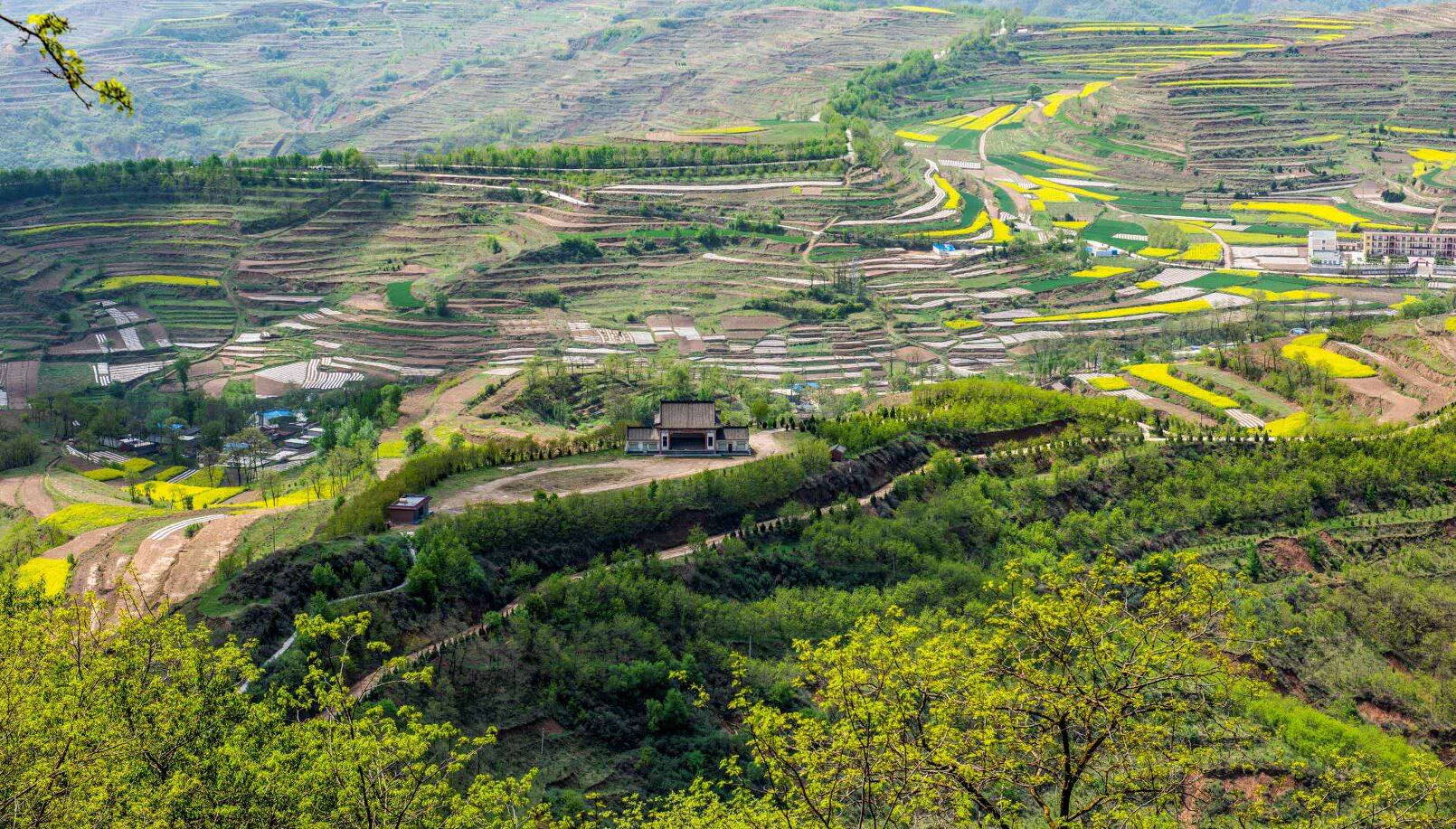 五一长假感受登山祈福看庙会请来天水凤凰山