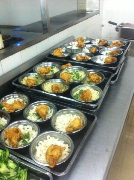 揭露快餐店用脚"洗菜"内幕,你吃过别人的"脚气"么?