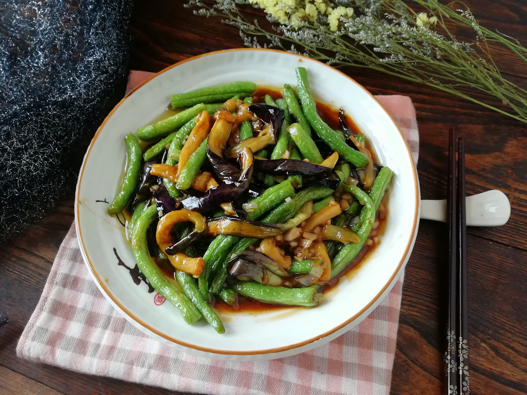 家常豆角烧茄子虽然是素菜,味道比放肉还香,教你怎样做不油不腻