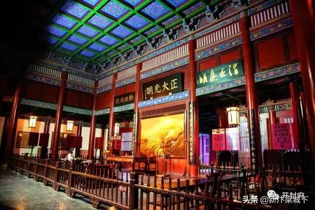 明镜湖,弦月山 大堂上的包公断案《铡美案》,《铡赵王》也吸引了众多