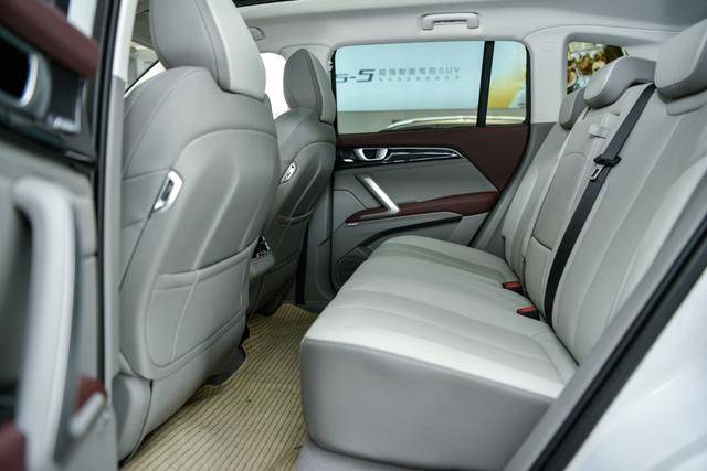 而我选择新宝骏rs-5的原因,就是因为新宝骏rs-5有着出色的空间.