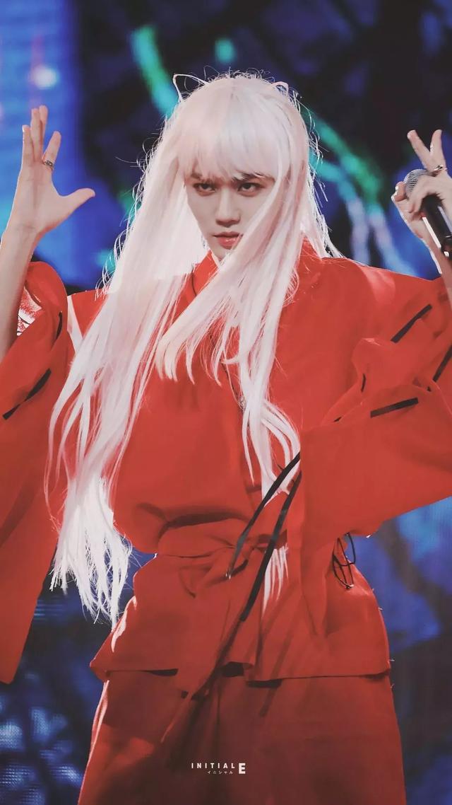 第一次尝试穿女装的他,也温柔的对粉丝说:"我想告诉每一个男生,一定要