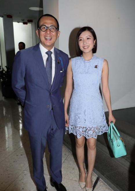 李泽楷与女友郭嘉文亮相 网友:真没有梁洛施好看