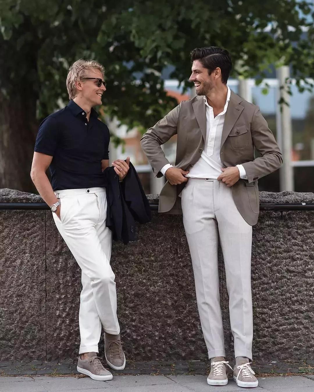 不妨试着用简约舒适方便的polo衫替换掉衬衫来搭配西装,休闲率性又不