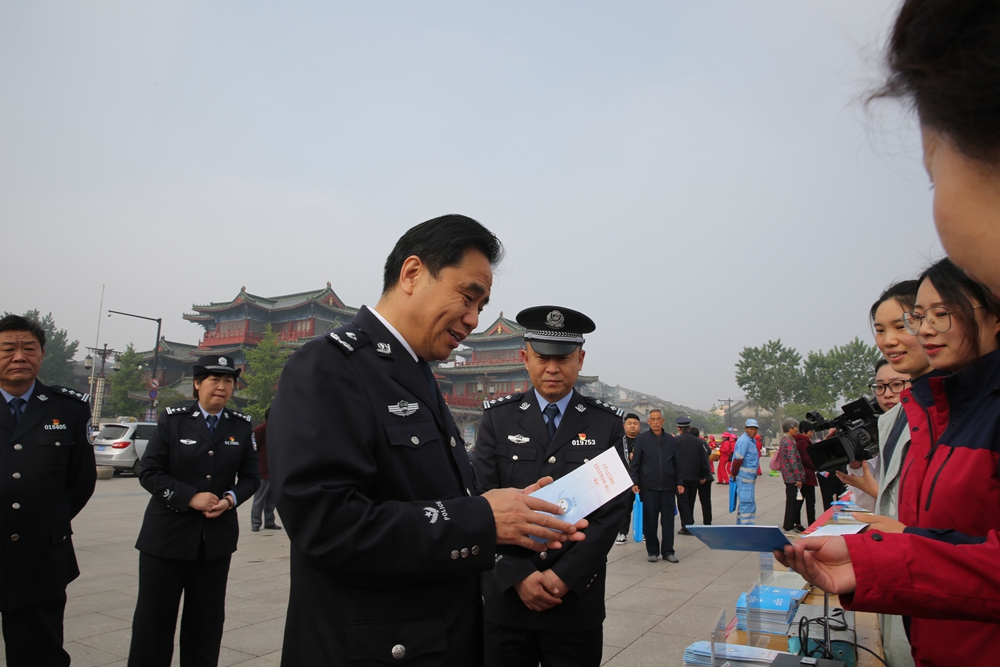 开封市人民政府副市长,市公安局党委书记,局长马中虎到现场指导宣传