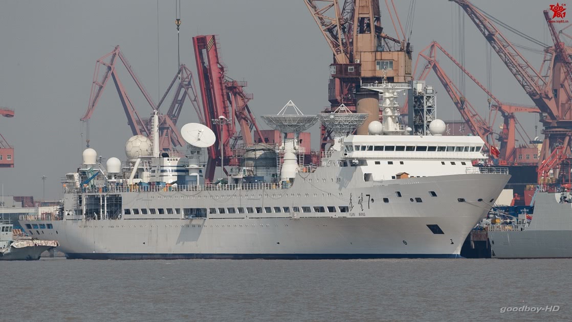 停泊在江南造船厂岸边的远望7号,可以看到前面的052d舰尾2012年9月20