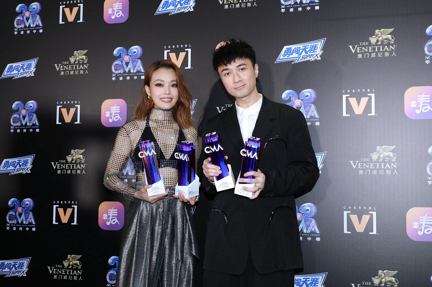 英皇娱乐艺人受邀出席华语榜中榜古巨基容祖儿许靖韵斩获多项大奖