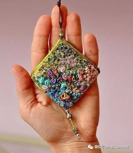 用法国结装饰衣服是一种乐趣,刺绣看起来像散落的彩色珠子.