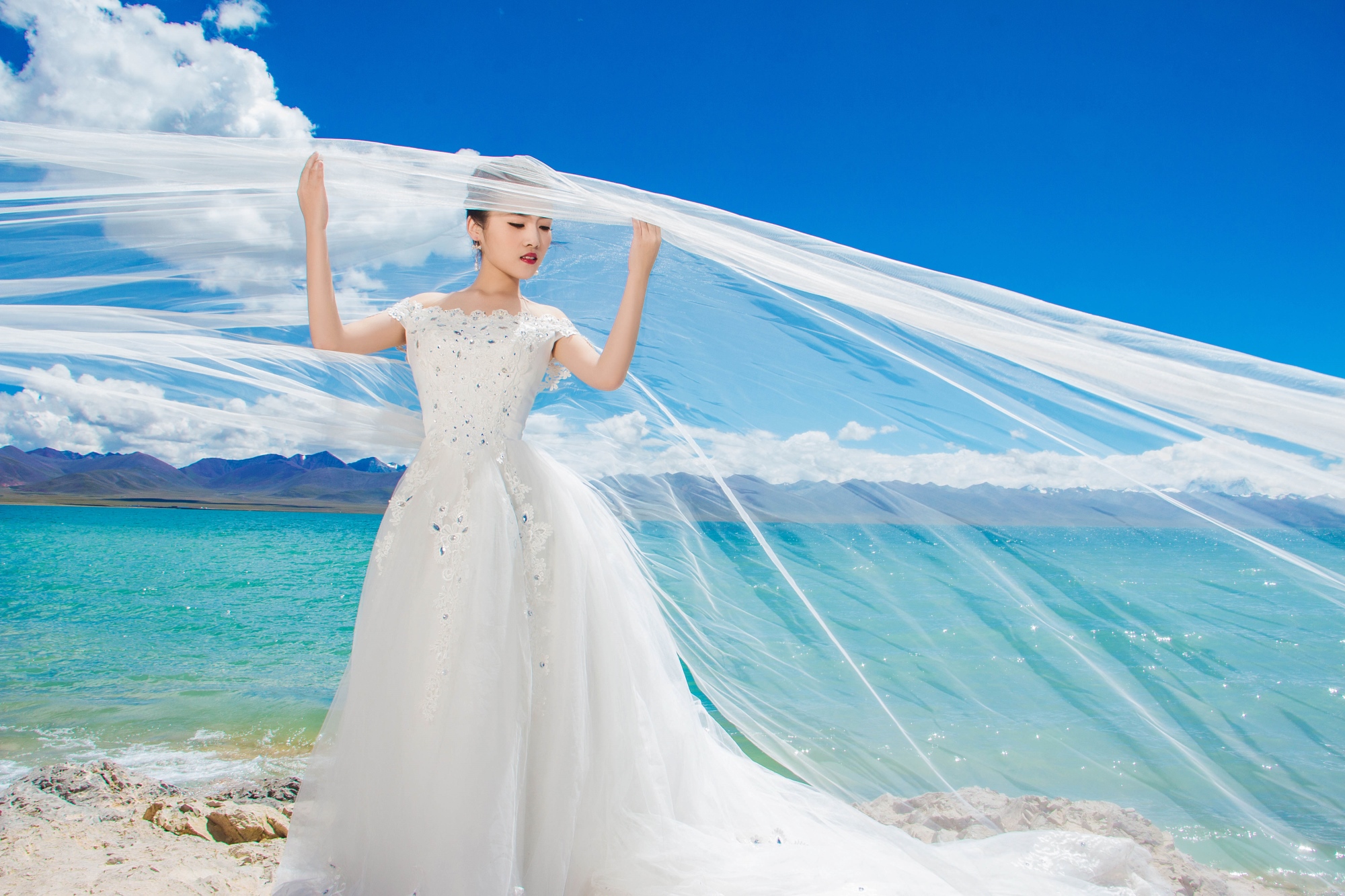 多少人向往着西藏,也有很多人想到西藏拍摄婚纱照,这一对情侣在西藏