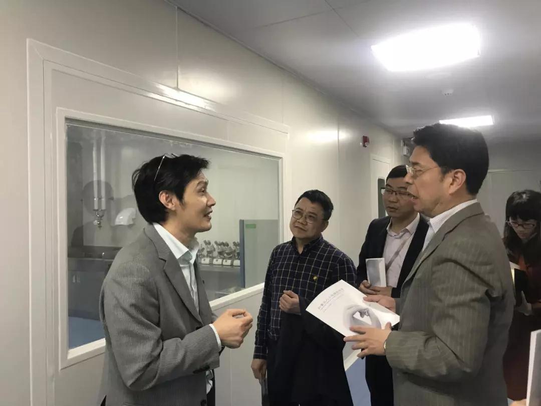 图1.高前应教授向祝丹涛副区长介绍我司的车间建设