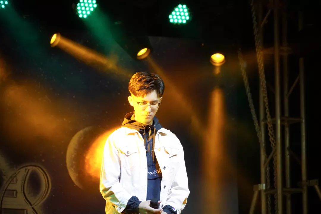 点击收获来自土星的礼物