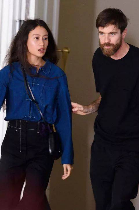 神仙眷侣大概说的就是这两位 lemaire设计师与他的灵感缪斯_sarah