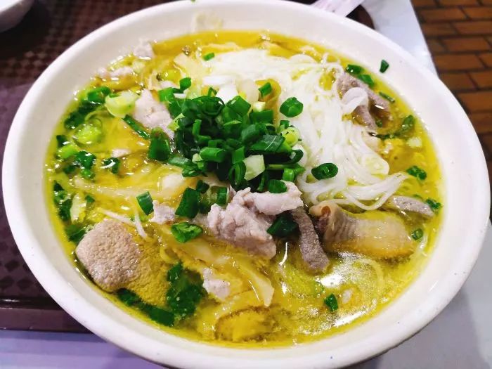 鸡汁三鲜米线是店里的招牌,鸡汤特别的鲜,米线细且劲道,鸡肉分量很多