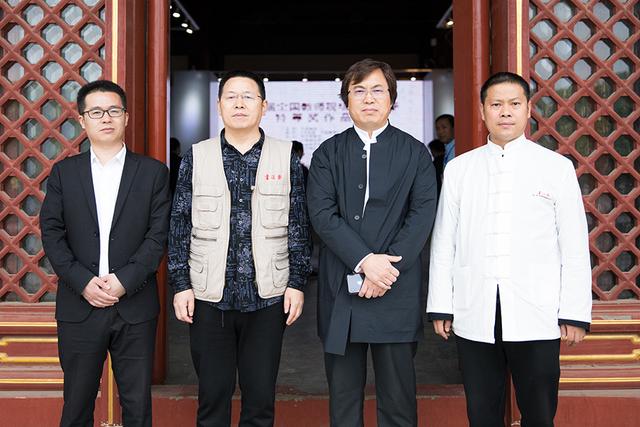 (左起)倪加福,舟恒划,孟繁韶,陈明华于三品美术馆北京馆展厅前合影