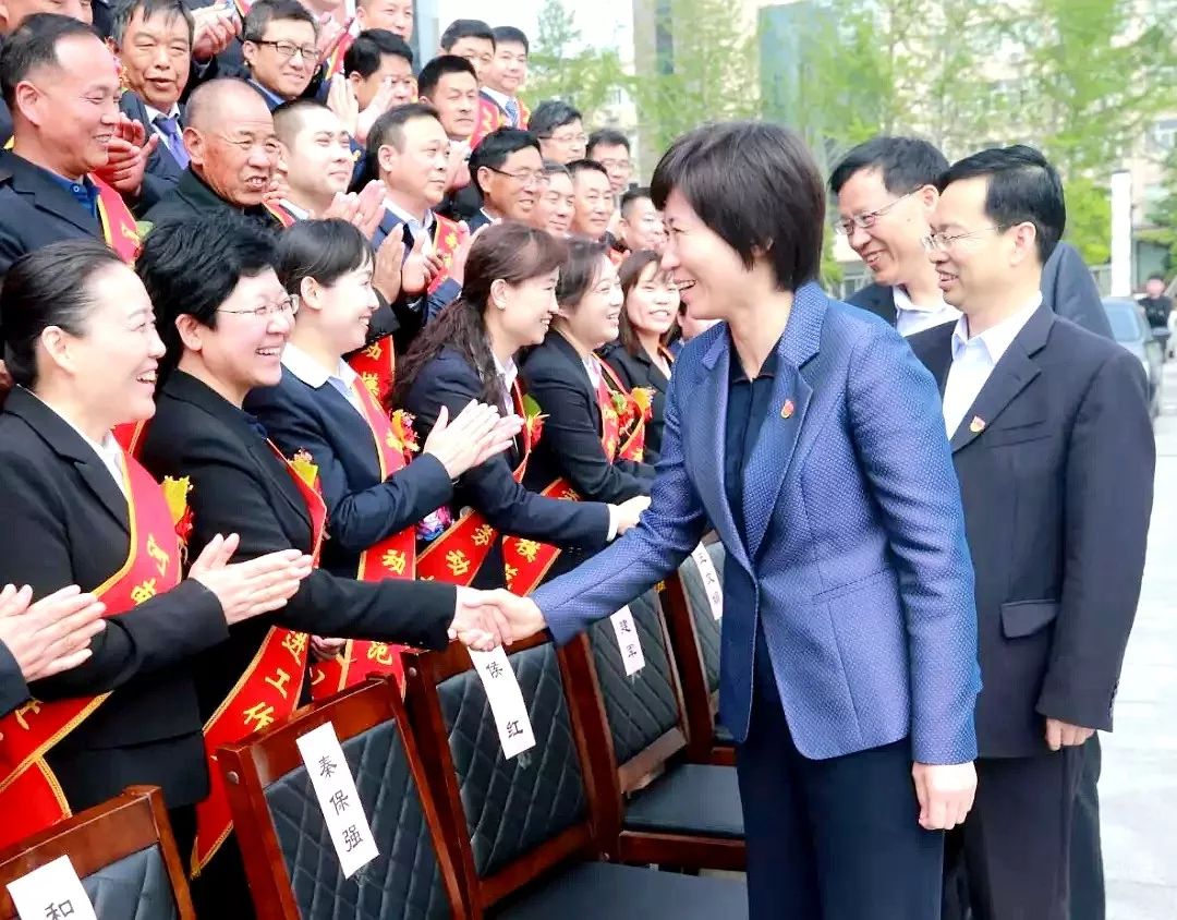市委书记侯红市长高建军接见并欢送赴郑参加表彰大会的省劳模和省先进