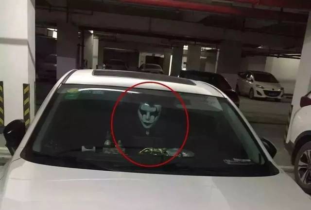 嚇死人!深夜停車,一張白白的鬼臉在車裡