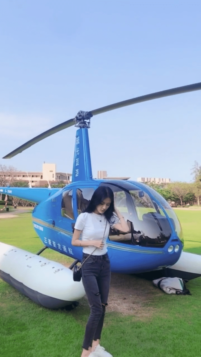 街拍:户外的清纯美女,穿搭时尚,尽显魅力十足