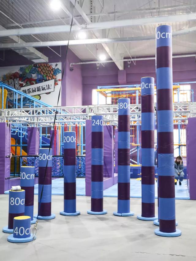 还有波浪滑梯,和梅花桩等等高空项目,放心啦吊着威亚超级安全,一定要