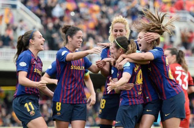 当时,巴萨女队利用后场起长传的机会,制造了拜仁球员禁区内犯规,裁判