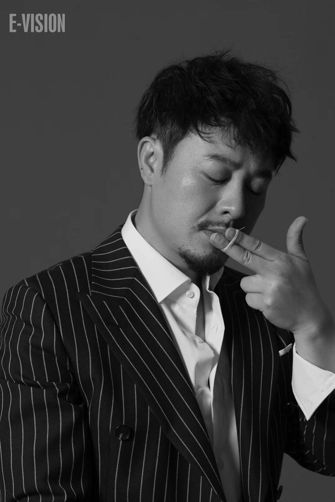 张颂文时尚大片曝光油腻大叔变儒雅绅士网友太帅了