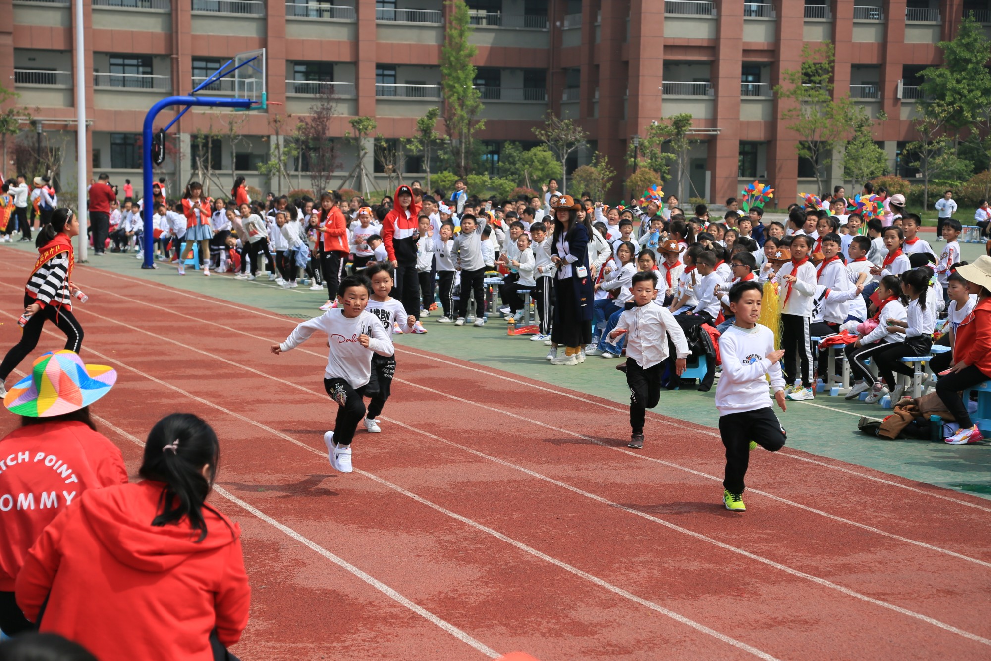 郑州市二七区陇西国际城小学点燃运动热情展现人文风采