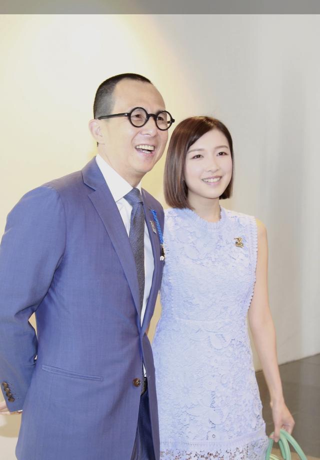 原创李泽楷携新女友情侣装亮相,淡妆打扮清秀,比梁洛施看着舒服!