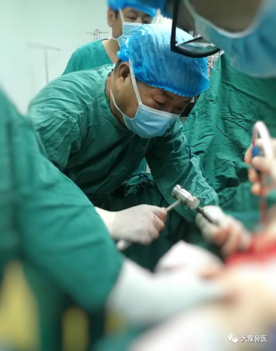 王爱国在为一位坐骨神经损伤病人进行手术麻醉医师在b超引导下做治疗