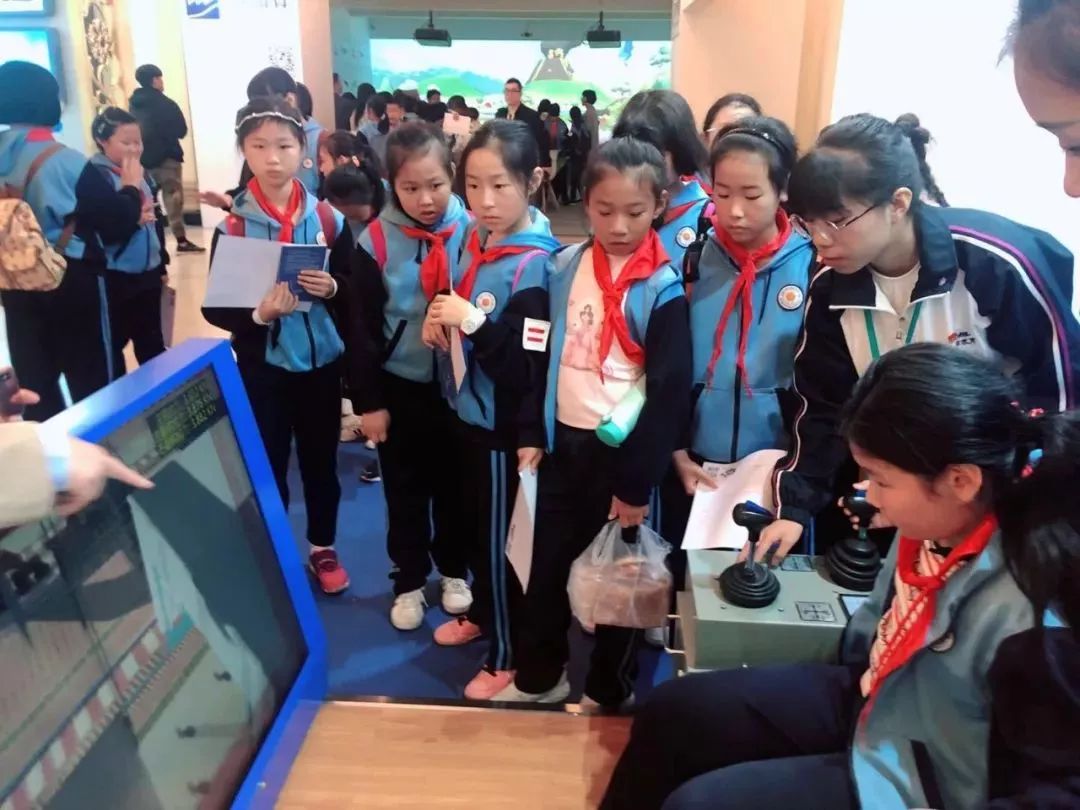 华高学子亲临职场操作华高学子纷纷表示:我们职业梦