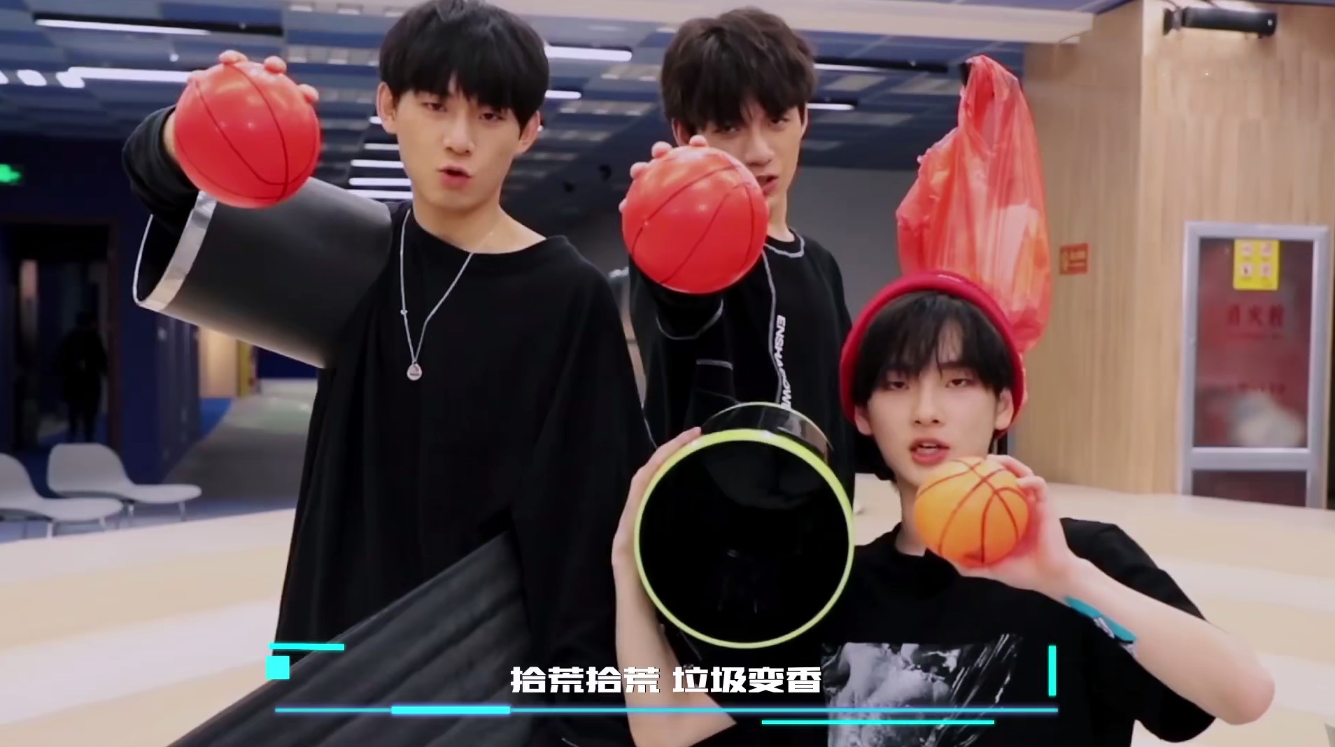 《创造营》a班三位学员唱起戏曲,周震南满脸深情,刘也唱到破音