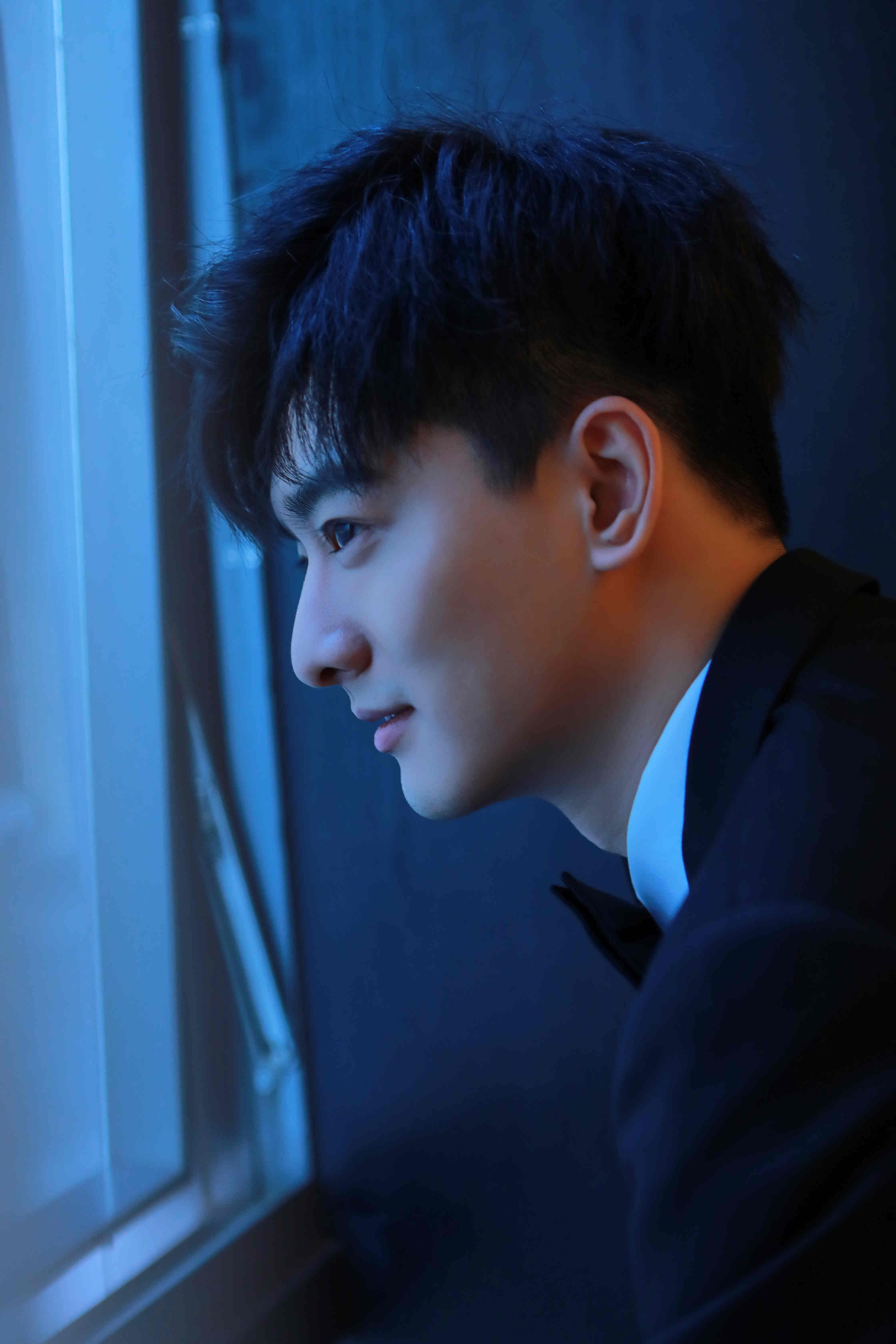 王泽轩西服写真曝光,网友们:霸道总裁新人选_绅士