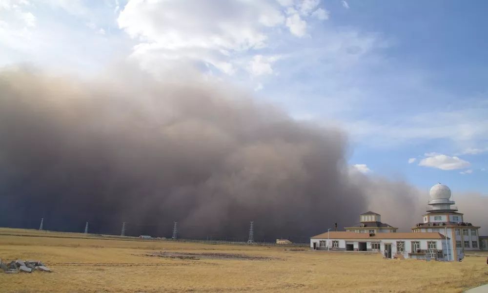 内蒙古满洲里沙尘暴来袭 "沙墙"遮天恍如末世