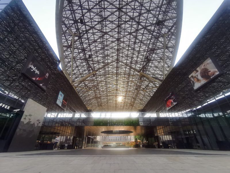 上海新华联购物中心约10万平方米,接壤虹桥枢纽商圈,拥有全上海最大的