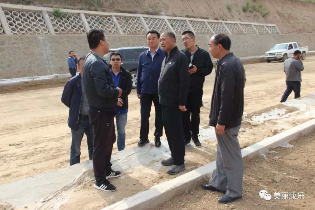 吴国峻督查康卓二级路建设绿化和莲麓特色小镇建设工作