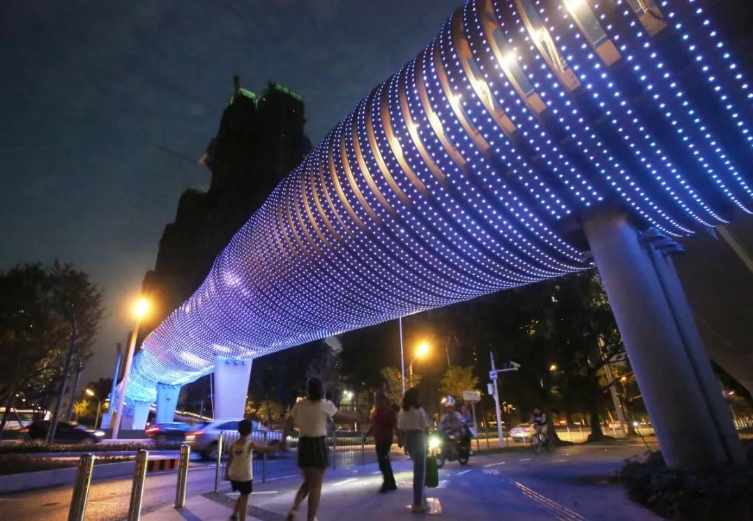 夜晚"点亮"后惊艳所有人宝安惊现新"网红"这条人行天桥的"前身"是怎