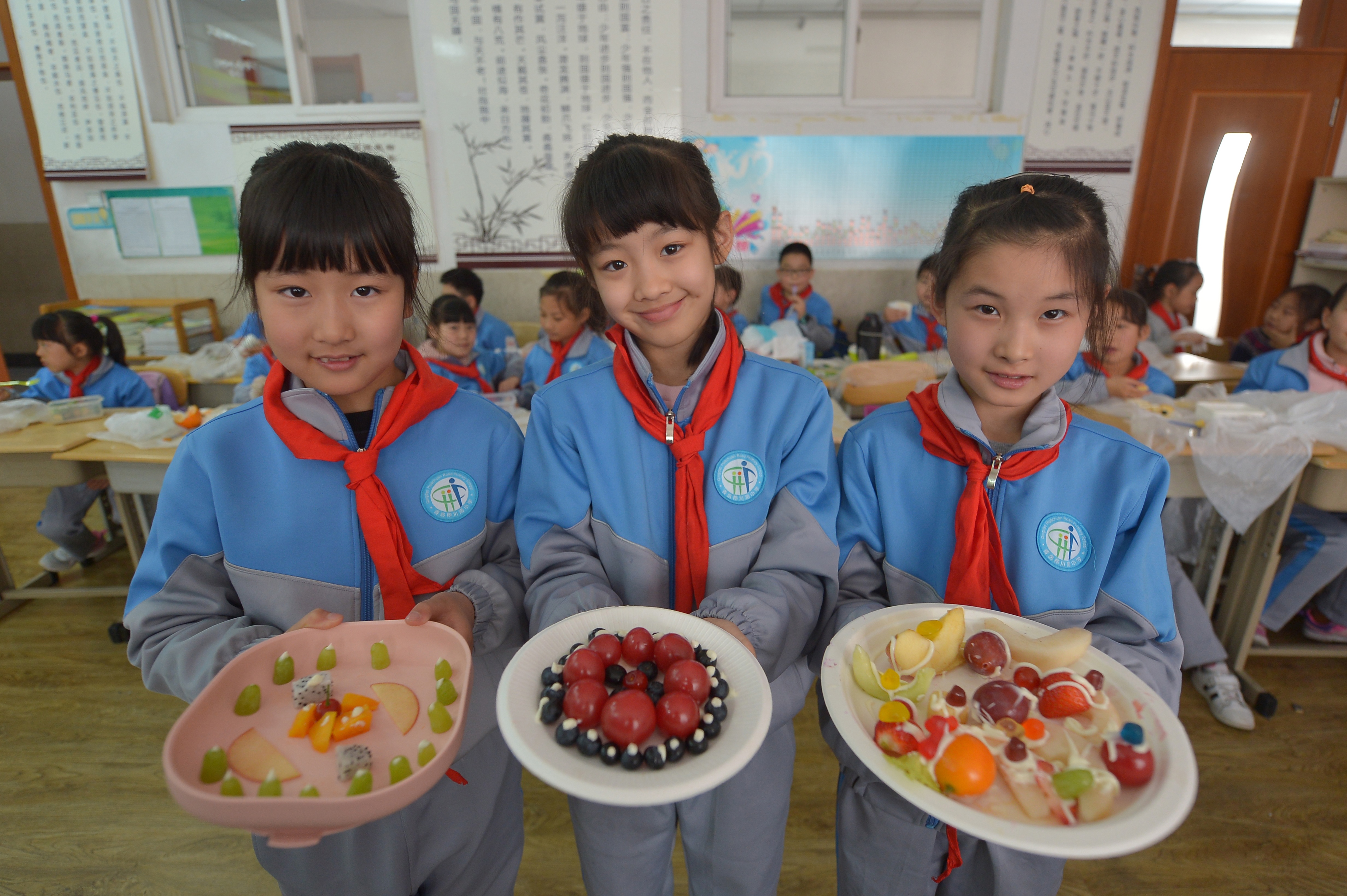 4月30日,山东青岛桦川路小学学生展示自己制作的水果拼盘